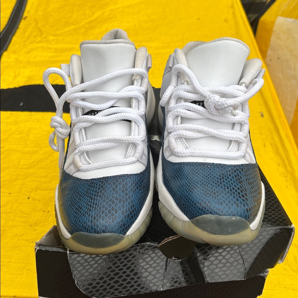 Air Jordan 11 Retro Low LE GS- US SIZE: 7 Y - Preowned ; missing pads